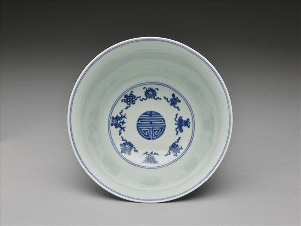 青花番蓮八寶萬壽無疆紋碗