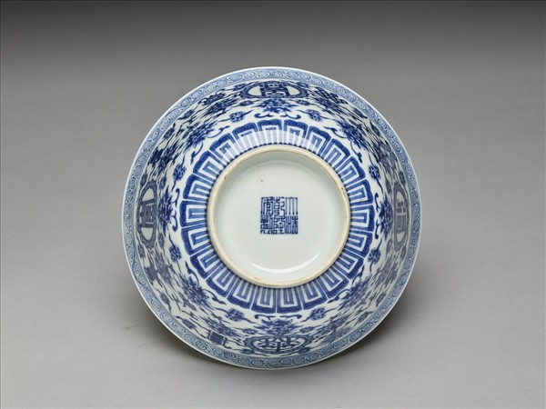 青花番蓮八寶萬壽無疆紋碗