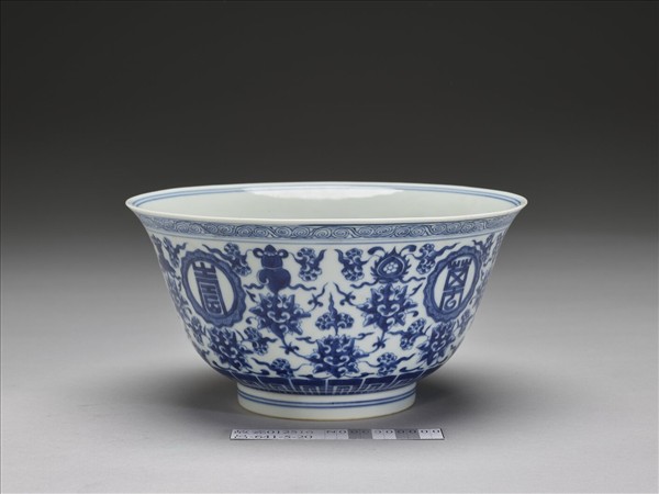 青花番蓮八寶萬壽無疆紋碗