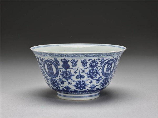 青花番蓮八寶萬壽無疆紋碗