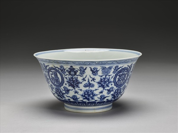 青花番蓮八寶萬壽無疆紋碗