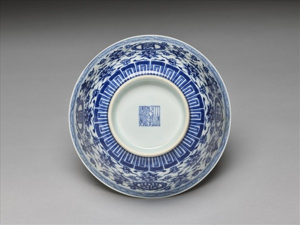 青花番蓮八寶萬壽無疆紋碗