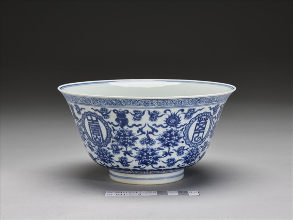 青花番蓮八寶萬壽無疆紋碗