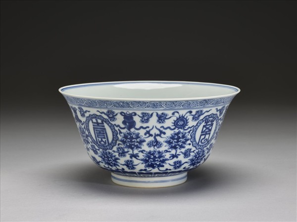 青花番蓮八寶萬壽無疆紋碗