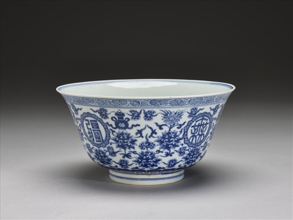 青花番蓮八寶萬壽無疆紋碗