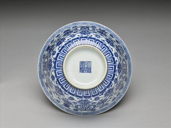 青花番蓮八寶萬壽無疆紋碗