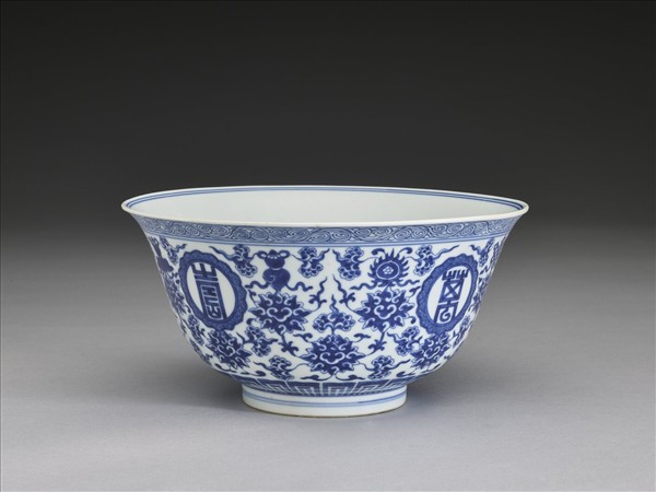 青花番蓮八寶萬壽無疆紋碗