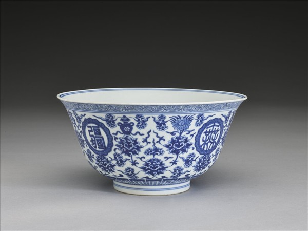 青花番蓮八寶萬壽無疆紋碗