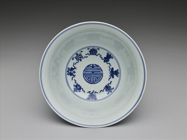 青花番蓮八寶萬壽無疆紋碗