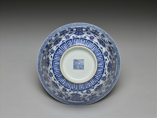 青花番蓮八寶萬壽無疆紋碗