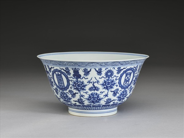 青花番蓮八寶萬壽無疆紋碗