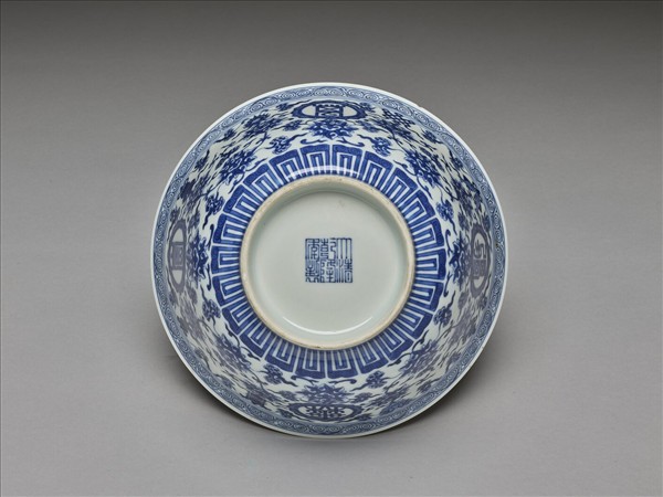 青花番蓮八寶萬壽無疆紋碗