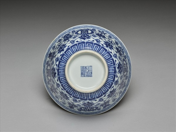 青花番蓮八寶萬壽無疆紋碗