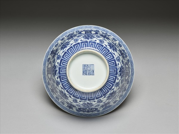 青花番蓮八寶萬壽無疆紋碗