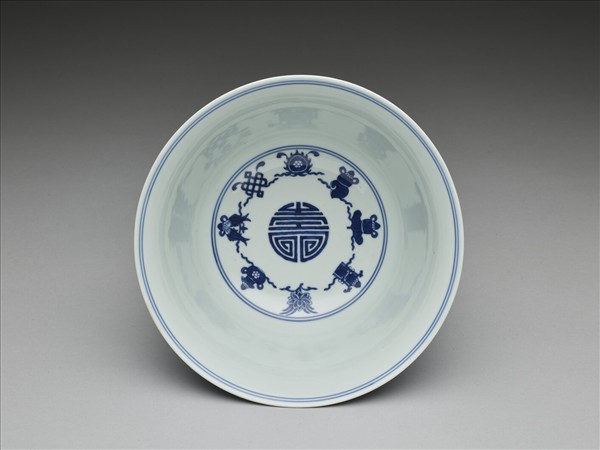 青花番蓮八寶萬壽無疆紋碗