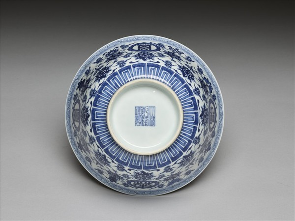 青花番蓮八寶萬壽無疆紋碗