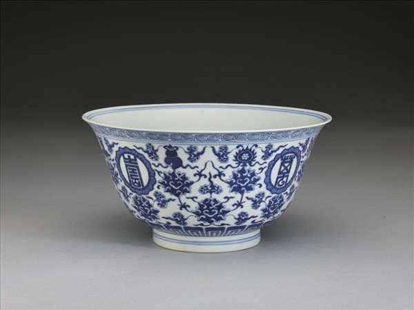 青花番蓮八寶萬壽無疆紋碗