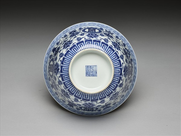 青花番蓮八寶萬壽無疆紋碗
