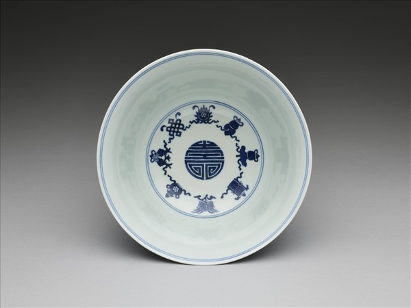 青花番蓮八寶萬壽無疆紋碗