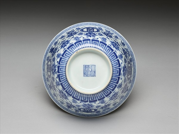 青花番蓮八寶萬壽無疆紋碗