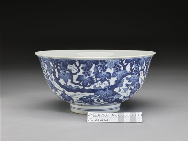 青花葡萄松鼠紋碗