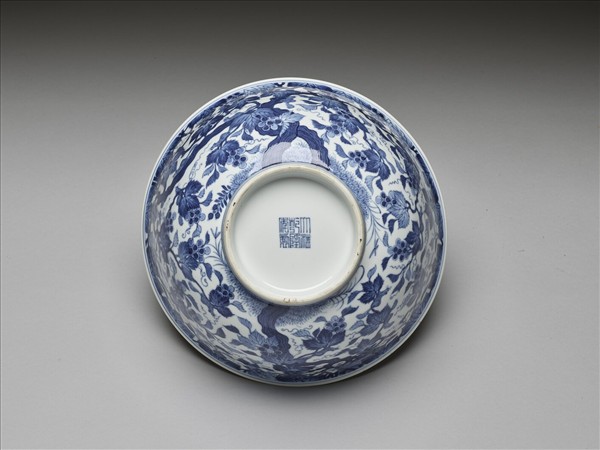 青花葡萄松鼠紋碗