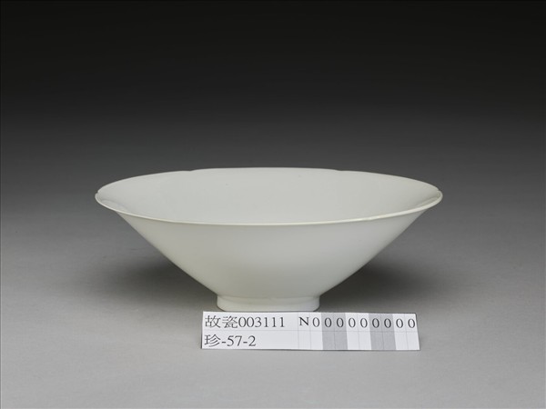 甜白釉團龍紋葵口碗