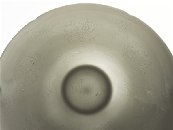 甜白釉團龍紋葵口碗