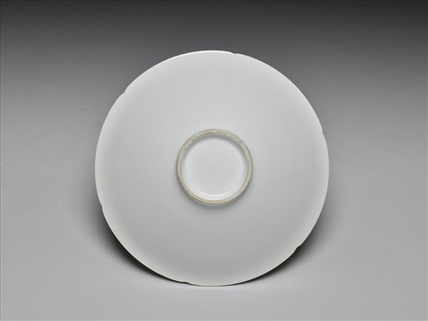 甜白釉團龍紋葵口碗