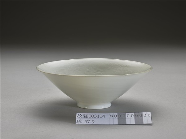 甜白釉團龍紋葵口碗