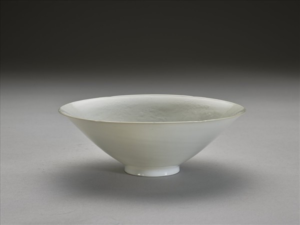 甜白釉團龍紋葵口碗