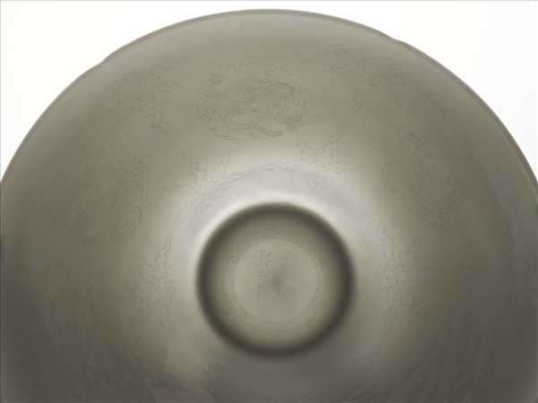 甜白釉團龍紋葵口碗