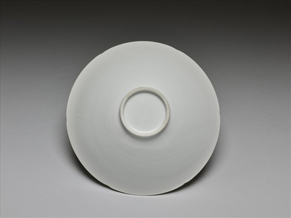 甜白釉團龍紋葵口碗