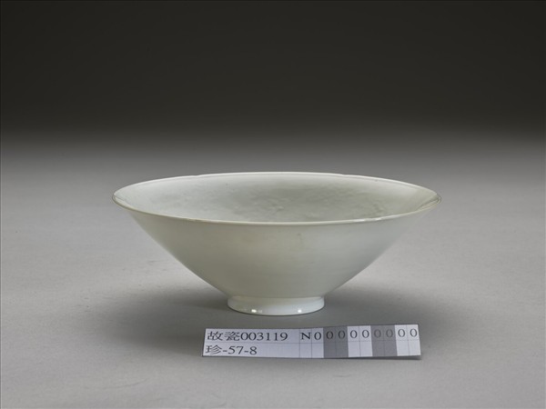 甜白釉團龍紋葵口碗