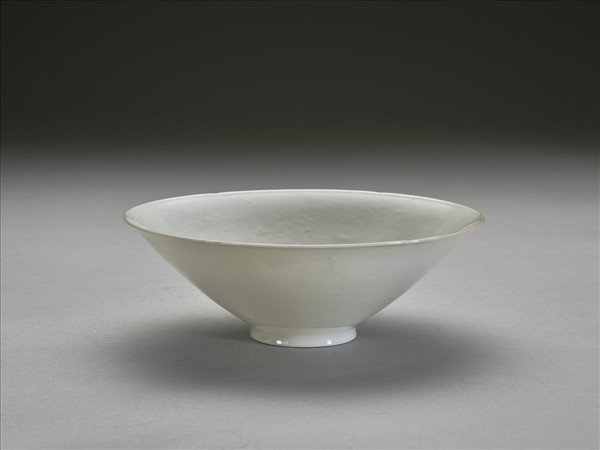 甜白釉團龍紋葵口碗