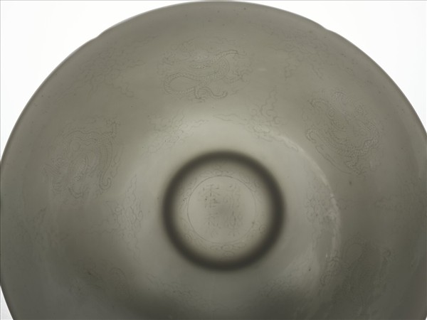 甜白釉團龍紋葵口碗