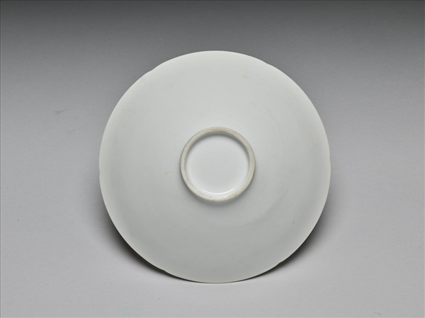 甜白釉團龍紋葵口碗