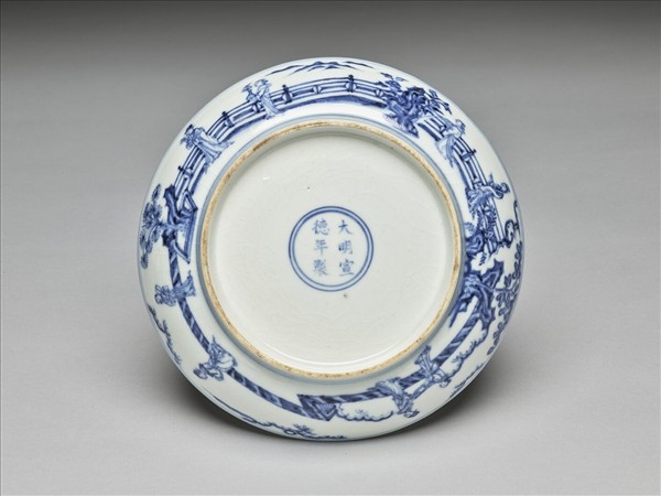 青花庭園仕女圖盤