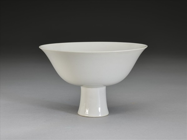 甜白釉高足碗