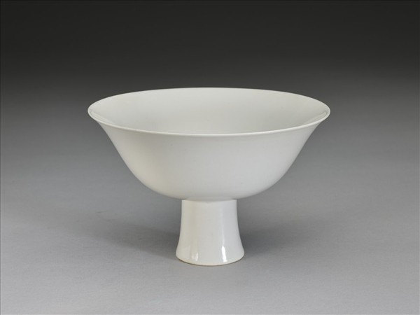 甜白釉高足碗