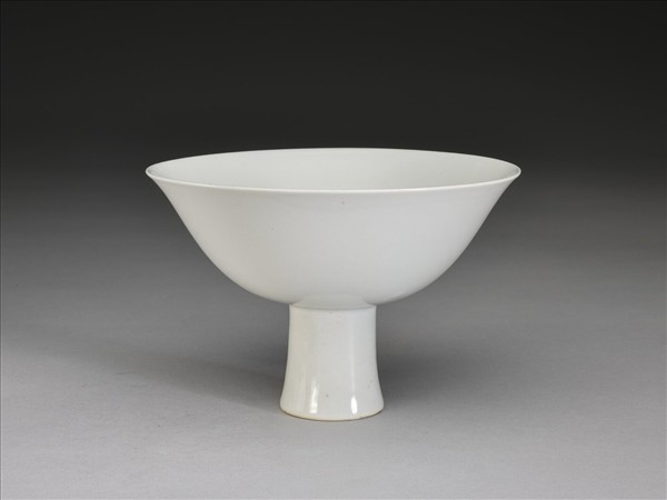 甜白釉高足碗