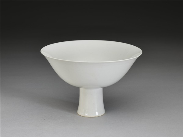 甜白釉高足碗