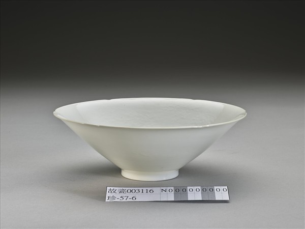 甜白釉團龍紋葵口碗