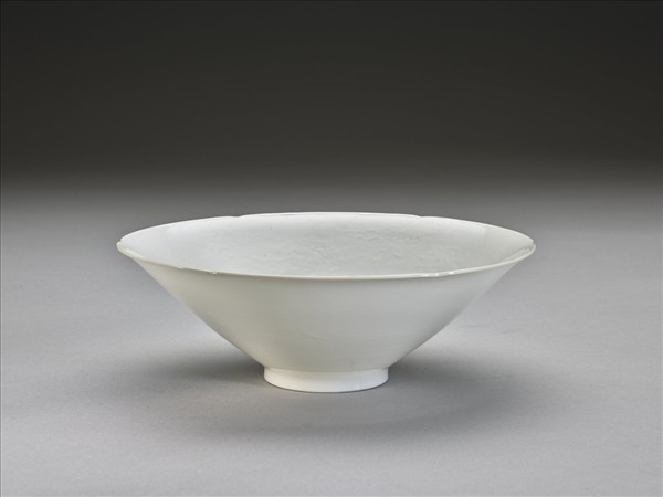 甜白釉團龍紋葵口碗