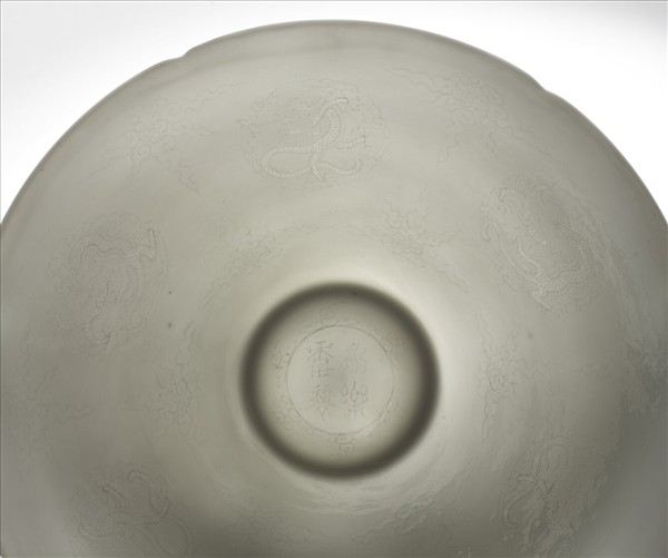 甜白釉團龍紋葵口碗