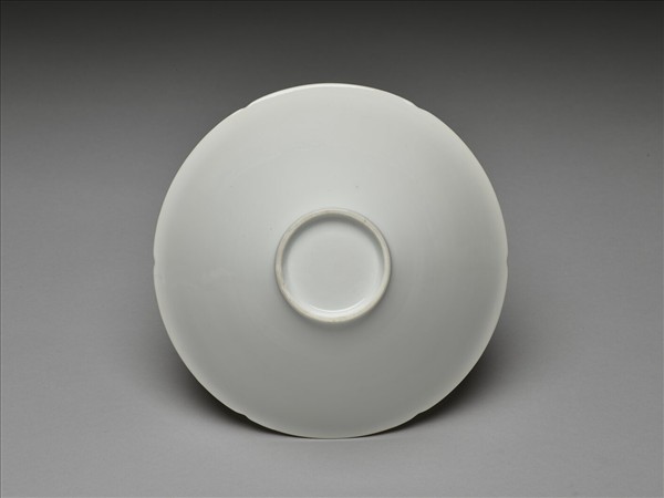 甜白釉團龍紋葵口碗