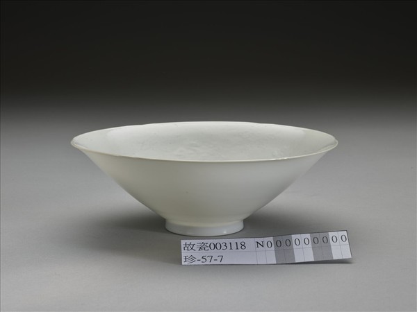 甜白釉團龍紋葵口碗