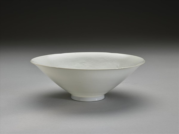 甜白釉團龍紋葵口碗