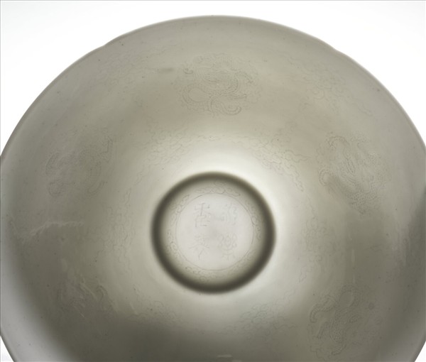 甜白釉團龍紋葵口碗