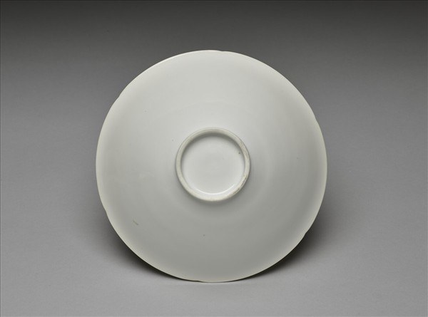 甜白釉團龍紋葵口碗